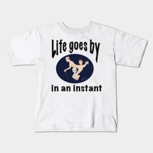 Life goes by in an instant (dark circle) Kids T-Shirt